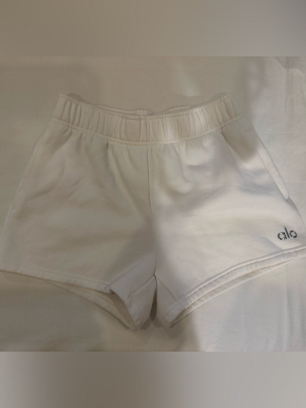 Alo accolade short in ivory xxs